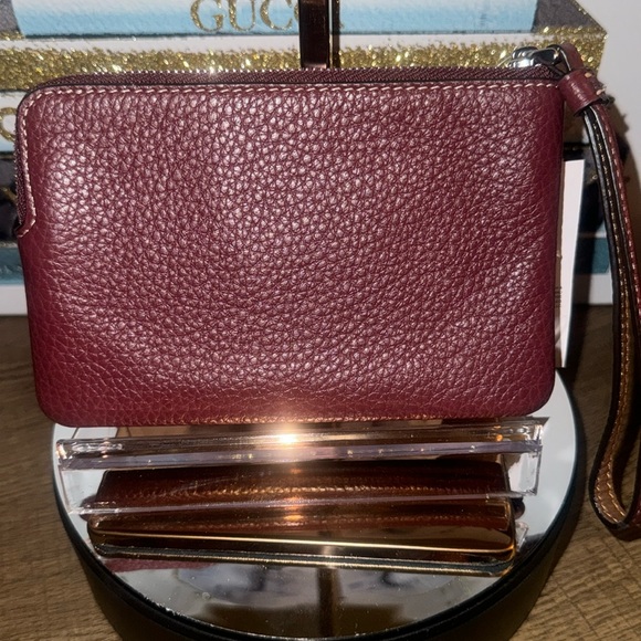 NWT Coach wristlet ✨Host Pick✨ - Picture 2 of 4